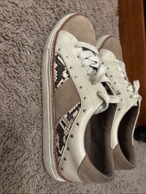 Beige & White Snake-Accent Casual Sneakers